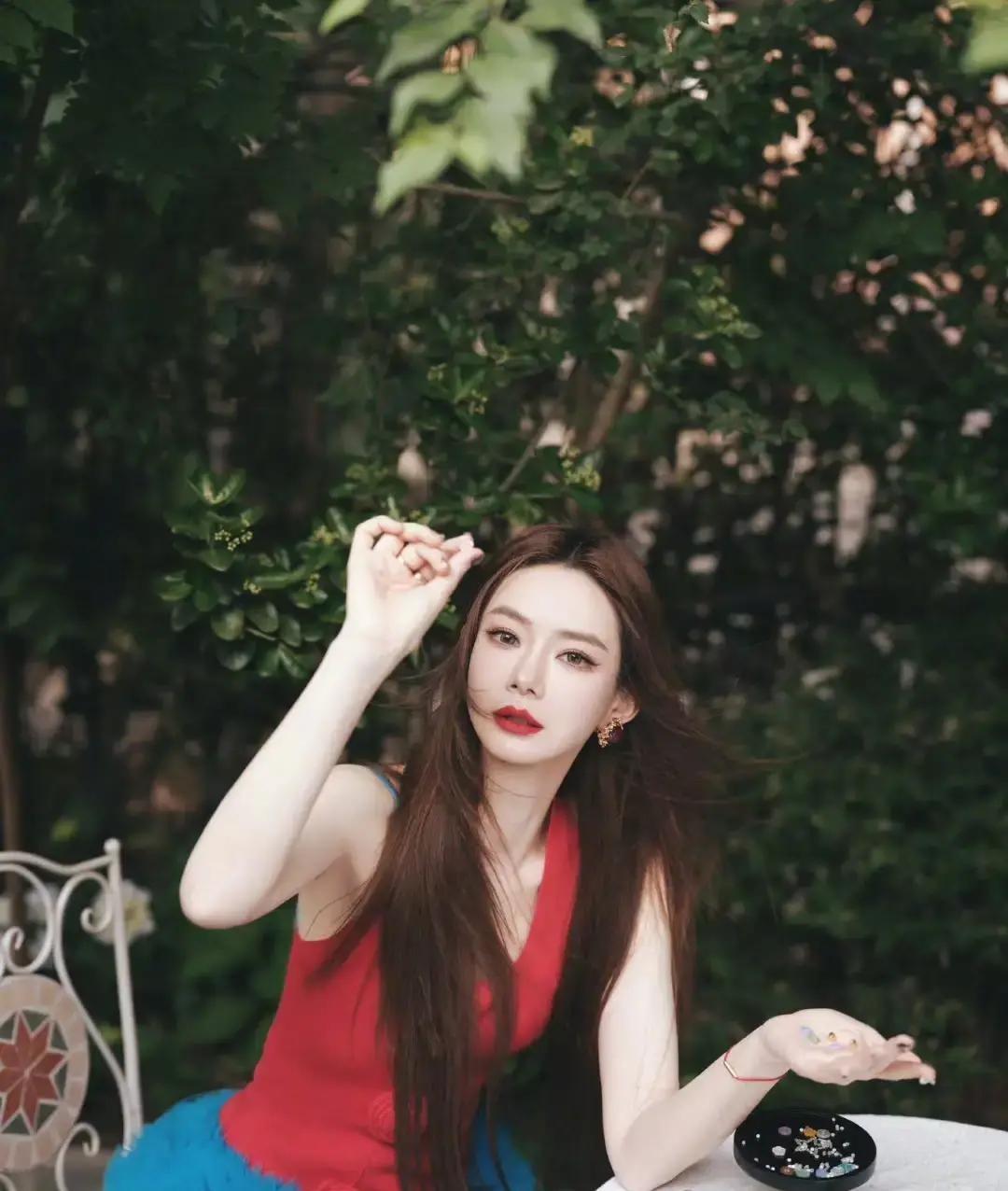 戚薇让大张伟说真话，大张伟盯着她耳环一句丑。全场先愣后爆笑。李维嘉补刀问大张