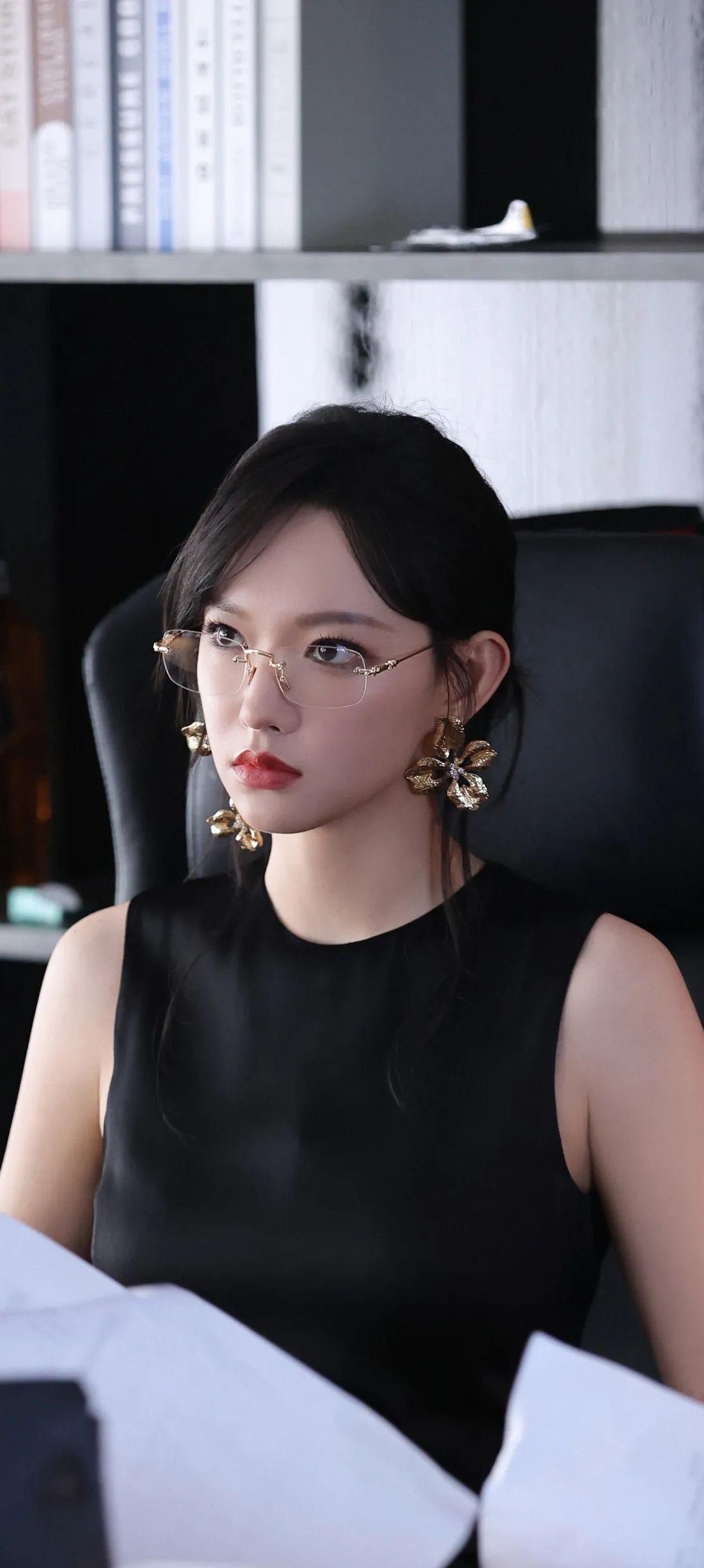程潇 黑色妆造，化身办公室“女霸总”