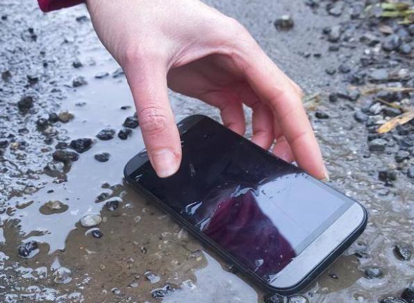 “这就是手欠的下场！”河南郑州，一高三男孩，父母给他买了部7700元手机，弄丢了