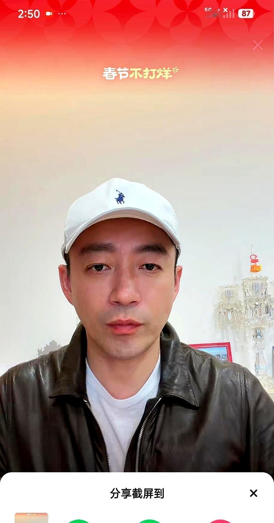 女儿给爸爸倒水的动作越熟练，旁观者的沉默就越震耳欲聋。直播镜头里，汪小菲喊小玥