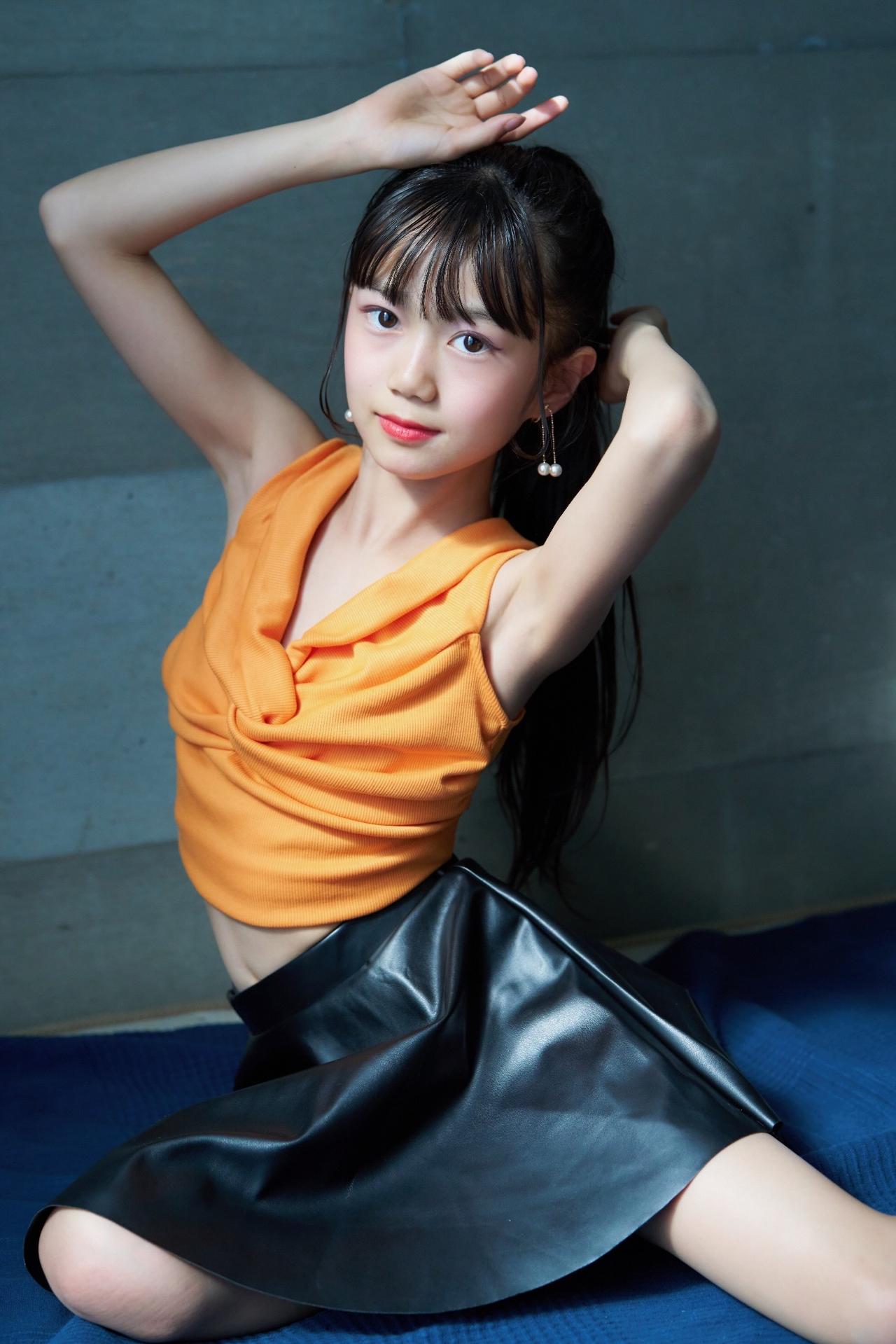 橙色上衣与黑色短裙的完美搭配