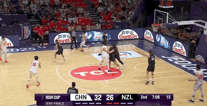 不管输赢，就这半场球的较量，足以看出中国男篮非常积极的东西。1、主帅郭士强真