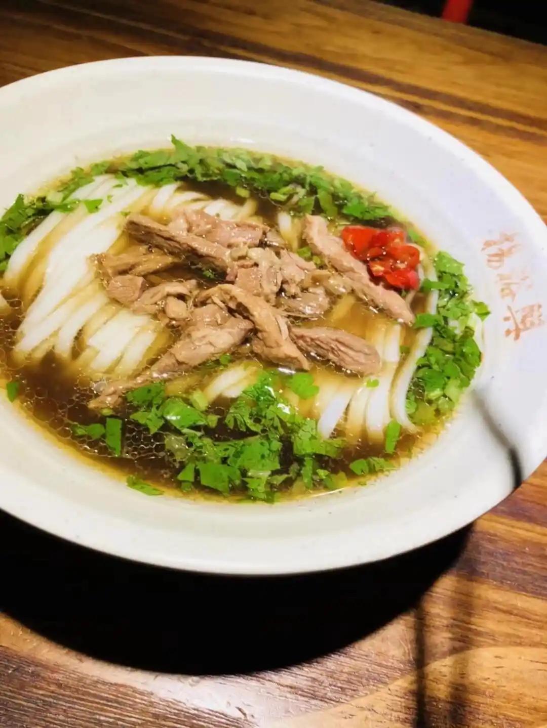长沙旅游，这些特色早餐值得安利！长沙早餐1、杨裕兴原汤肉丝粉、南门口早市、金