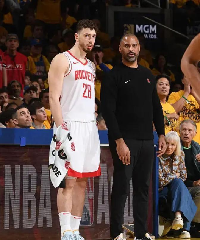 别盘算“交易杜兰特”了，火箭这笔钱花得最值的地方，你根本没看见。范弗利特、