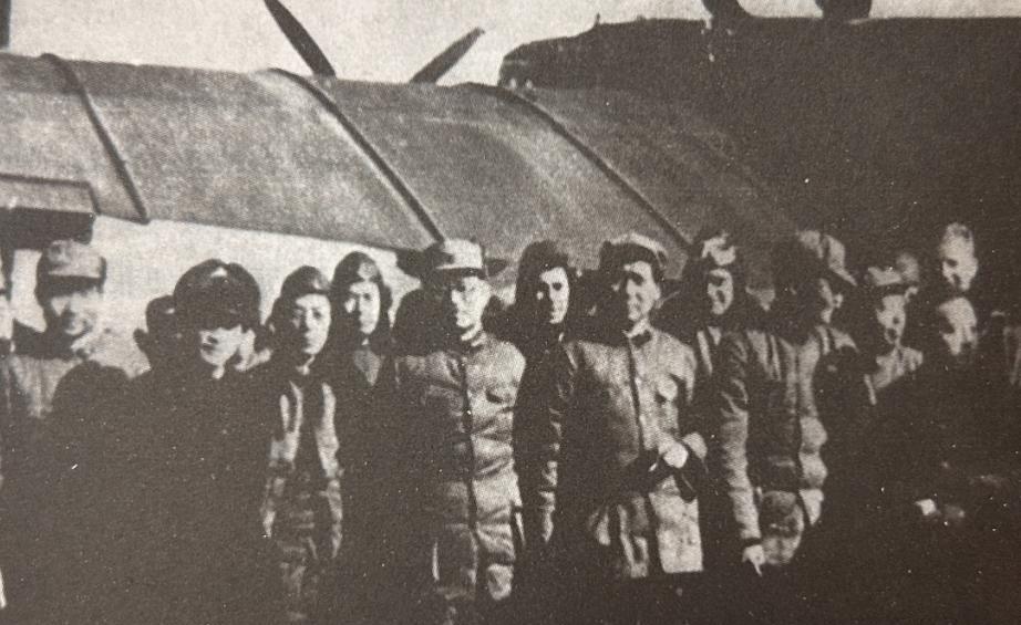 1937年11月29日，中共领导人毛泽东、张闻天、周恩来等齐聚机场，迎接从苏联归