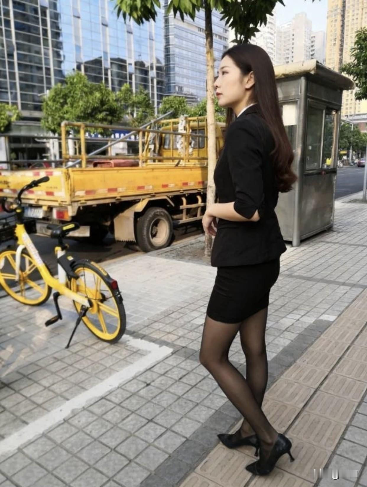 职场穿搭怎样更显女人味?黑色套装在职场穿搭里堪称经典，能让女性既显专业又有女人味