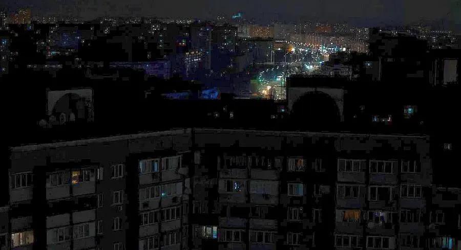 昨晚，俄军对乌克兰能源基础设施又一次进行进行联合空袭，乌克兰首都基辅右岸地区完全