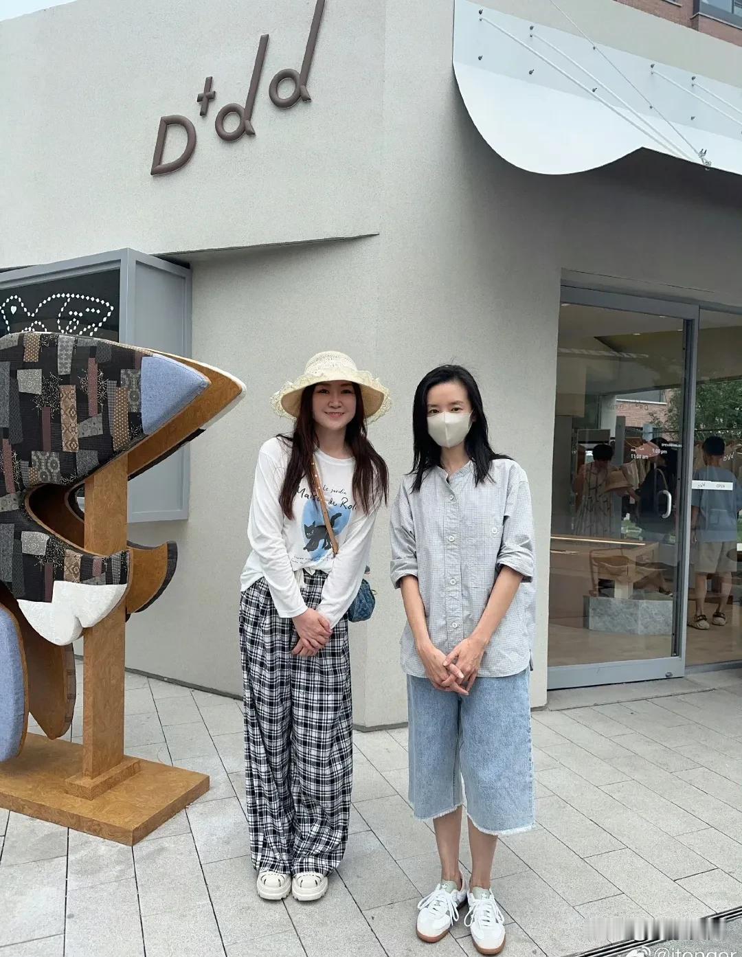 二十几年后和董洁姐姐在阿那亚她的买手店再次偶遇，我只能说，这一切都是缘分[滑稽笑]