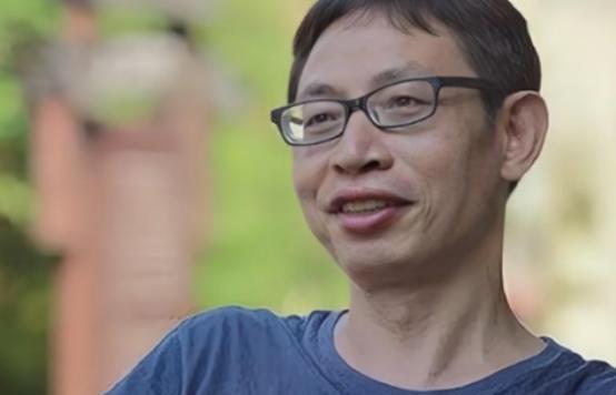 2008年一名男老师在汶川地震中丢下学生独自逃生，被世人骂为“范跑跑”，然而十多