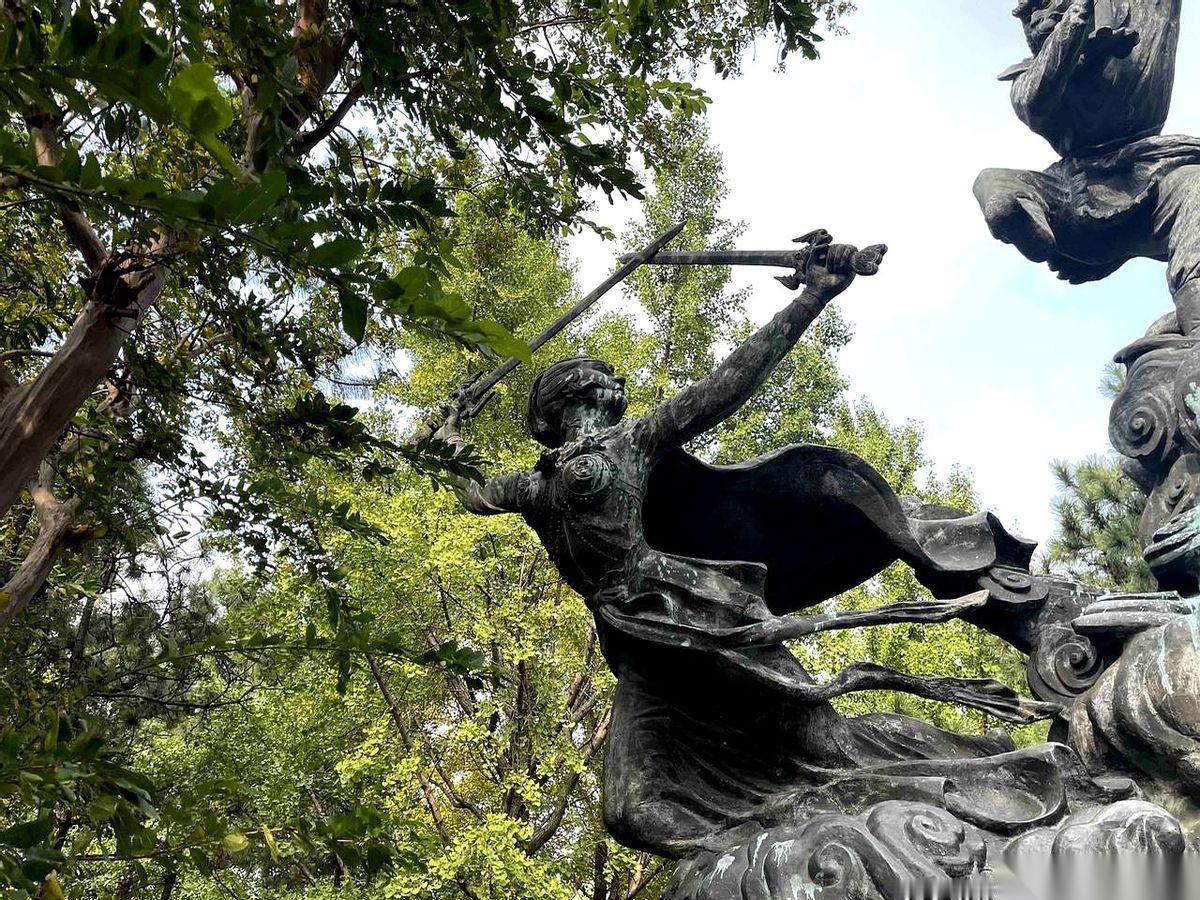 我发誓,以后再也不敢小看任何一个孩子的眼睛了。就在花果山景区门口,那个巨大的“