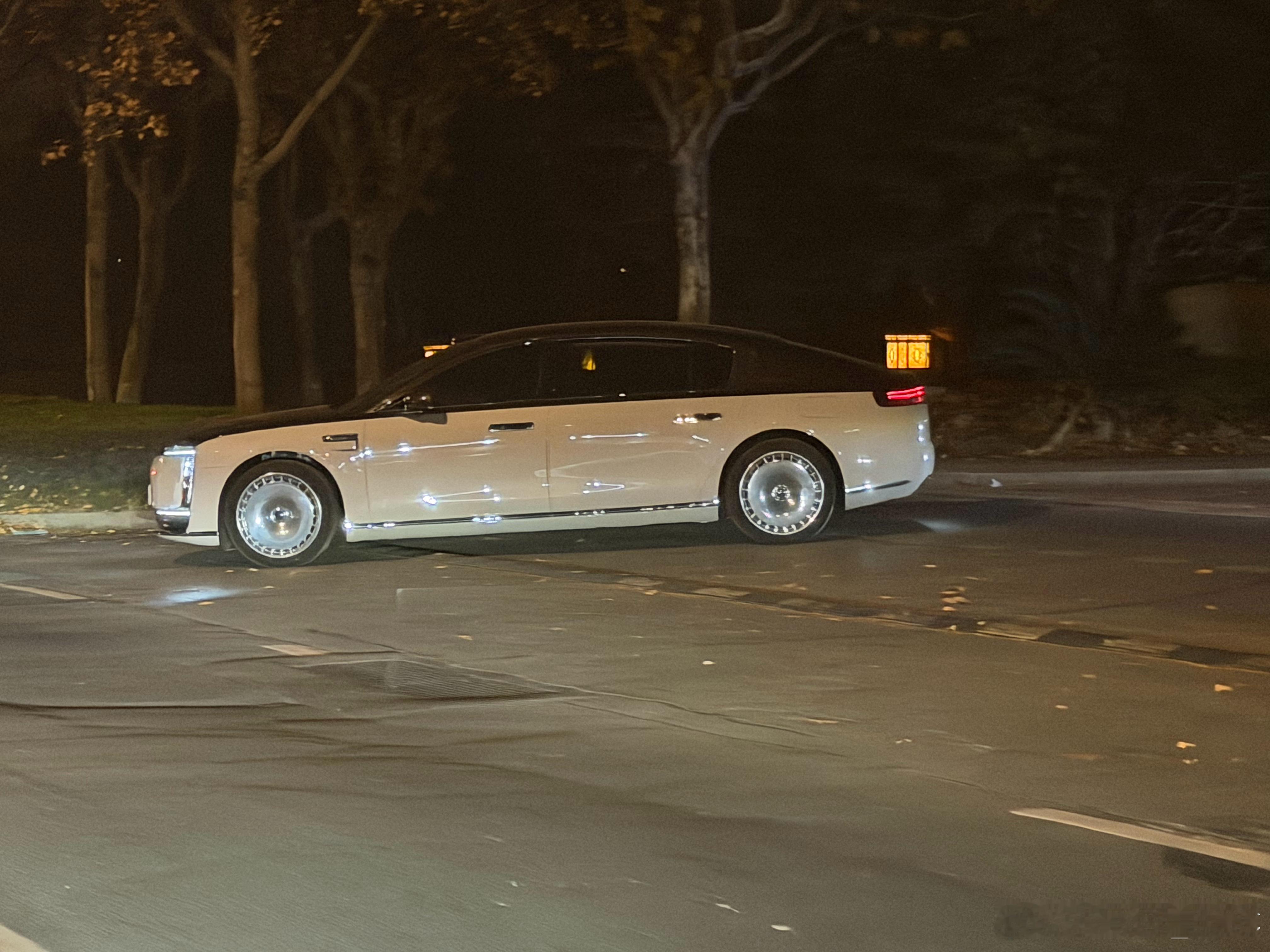 尊界S800确实有气场这气质一看就是个贵车，棕金双拼色很显贵