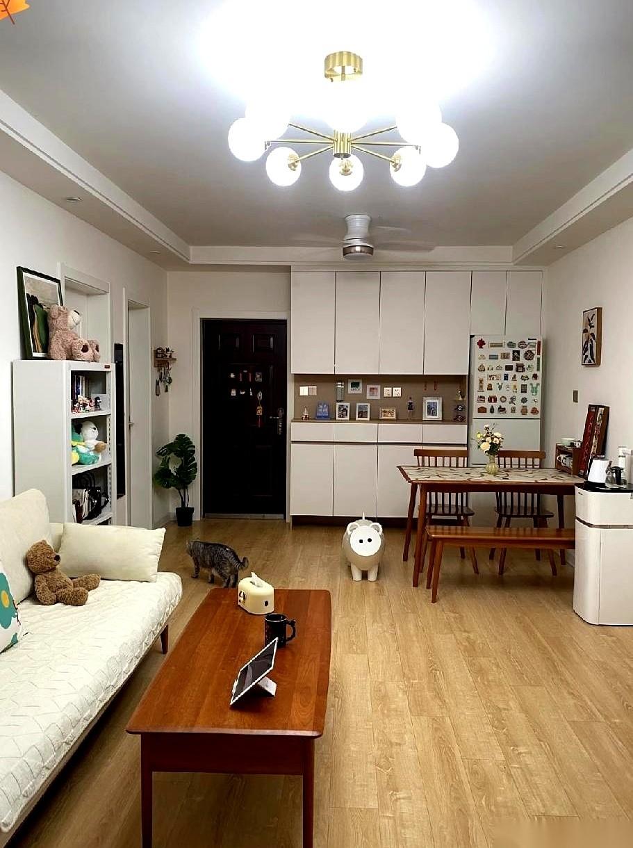 刚买的二手房，我一分钟都不想待了。钥匙刚拿到手，我兴冲冲地规划着怎么装修，老公