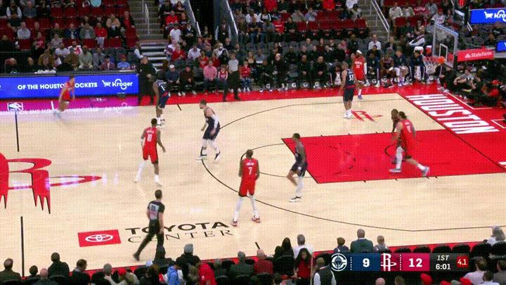 火箭新星谢波德真是太不尊重老将哈登了！在今天火箭主场迎战快船的比赛中，当时比赛进