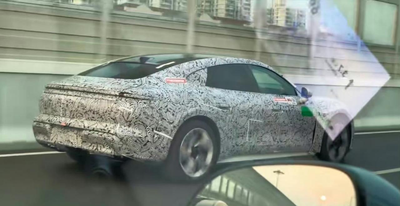 尚界Z7轿跑车谍照首曝！哇塞，看起来真的是相当的帅气，这个车采用的是