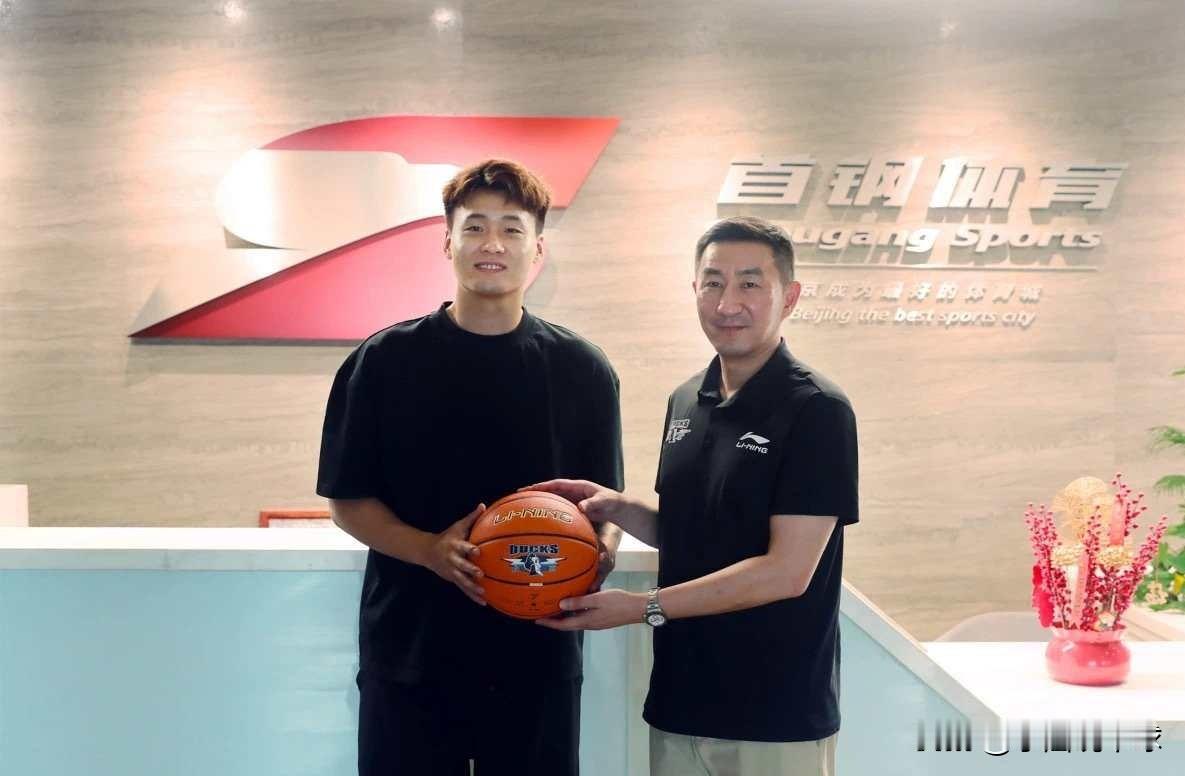 这就是双向奔赴！赵睿感谢！众队友发文欢迎确认过眼神，赵睿是北京队想要的人，北