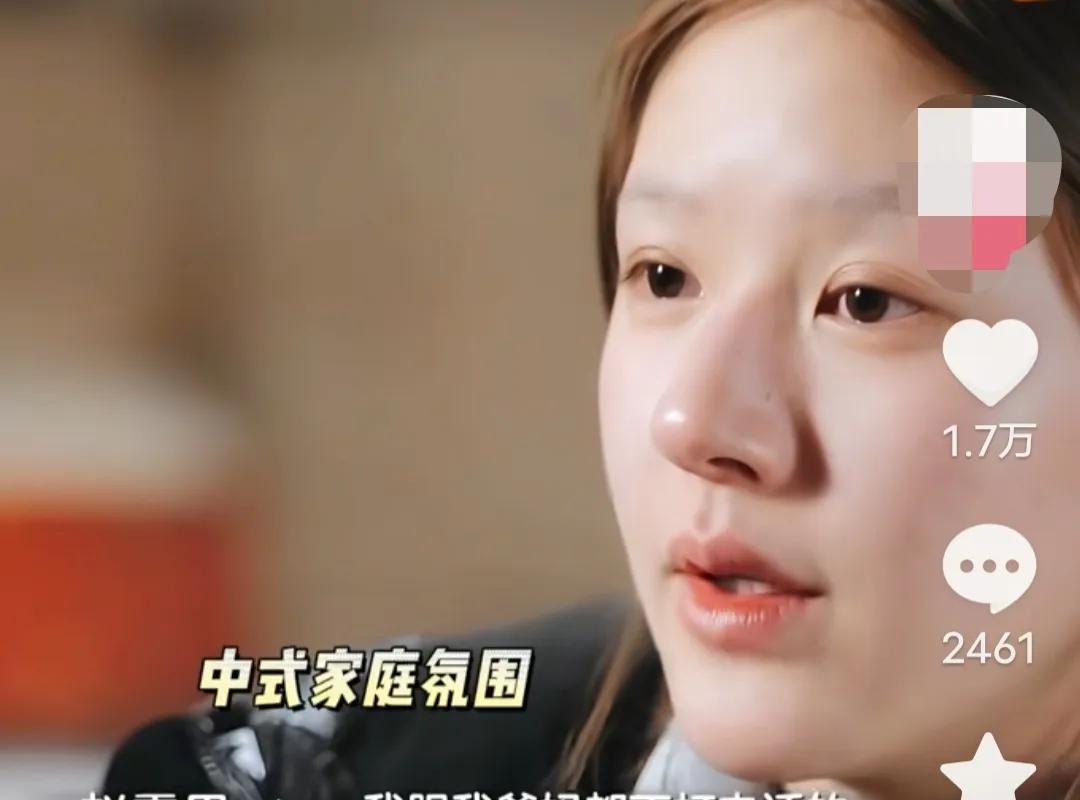 赵露思曾说：“我跟父母不熟，我很早就是一个人，我们也不打电话不发信息，永远都是各