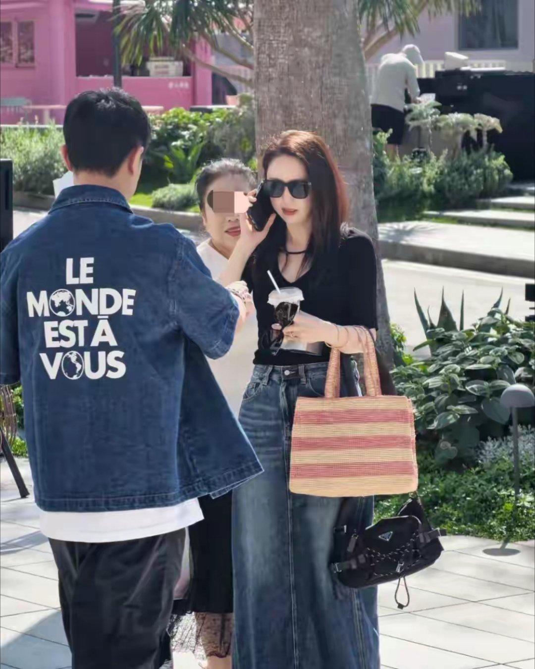 47岁董璇和老公张维伊现身海南三亚旅游，夫妻俩身着名牌打扮时尚