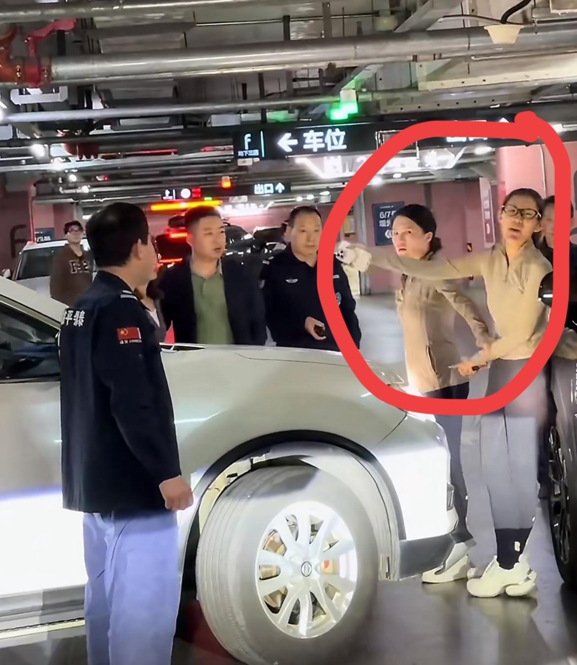 杭州瑜伽裤姐违停纠纷大战一对夫妻，4月12日在杭州某商业综合体地下停车场，