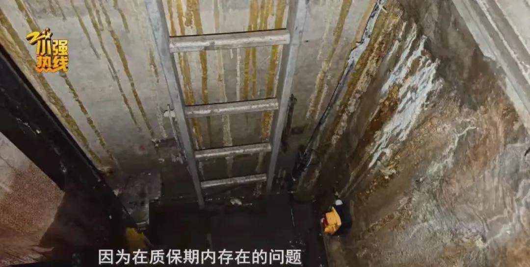 浙江金华，一女子住的小区电梯年检，10部电梯全不合格，电梯门被贴了封条，停运