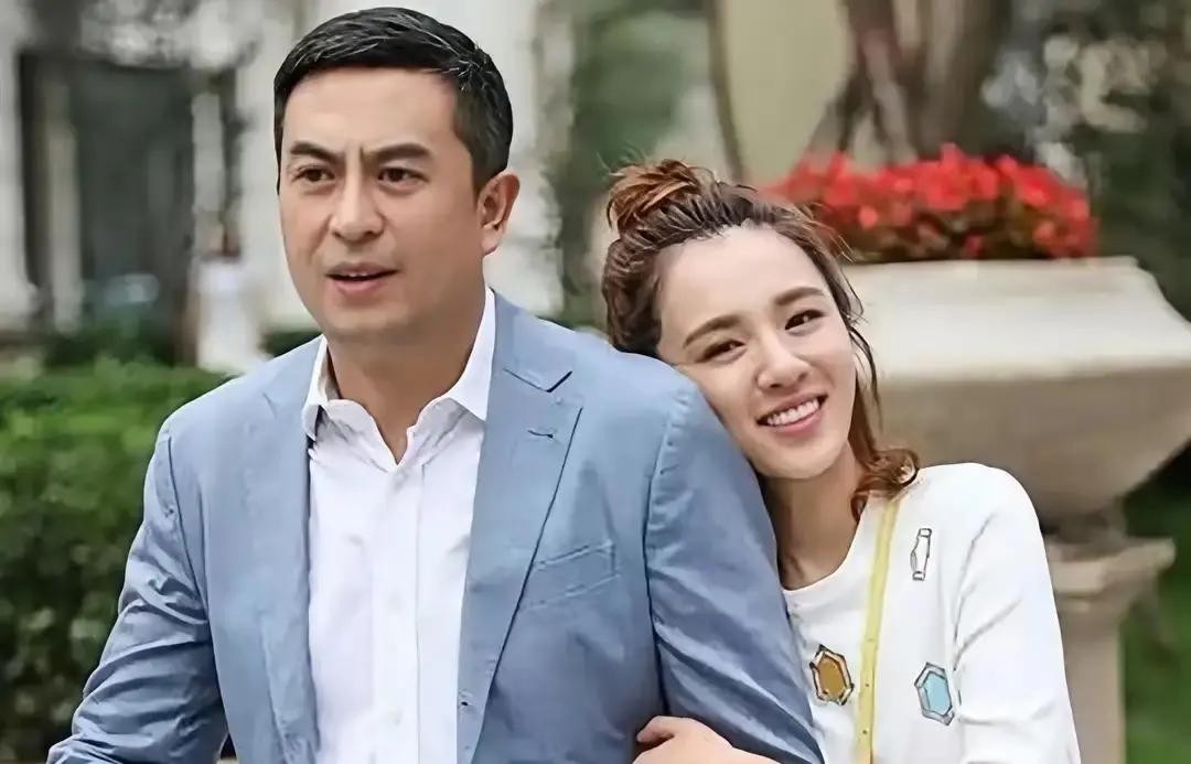 谁能想到，一部原本被业内寄予厚望、极有可能横扫各大奖项的重磅大剧，居然因为一个配角在网上的几句话，硬