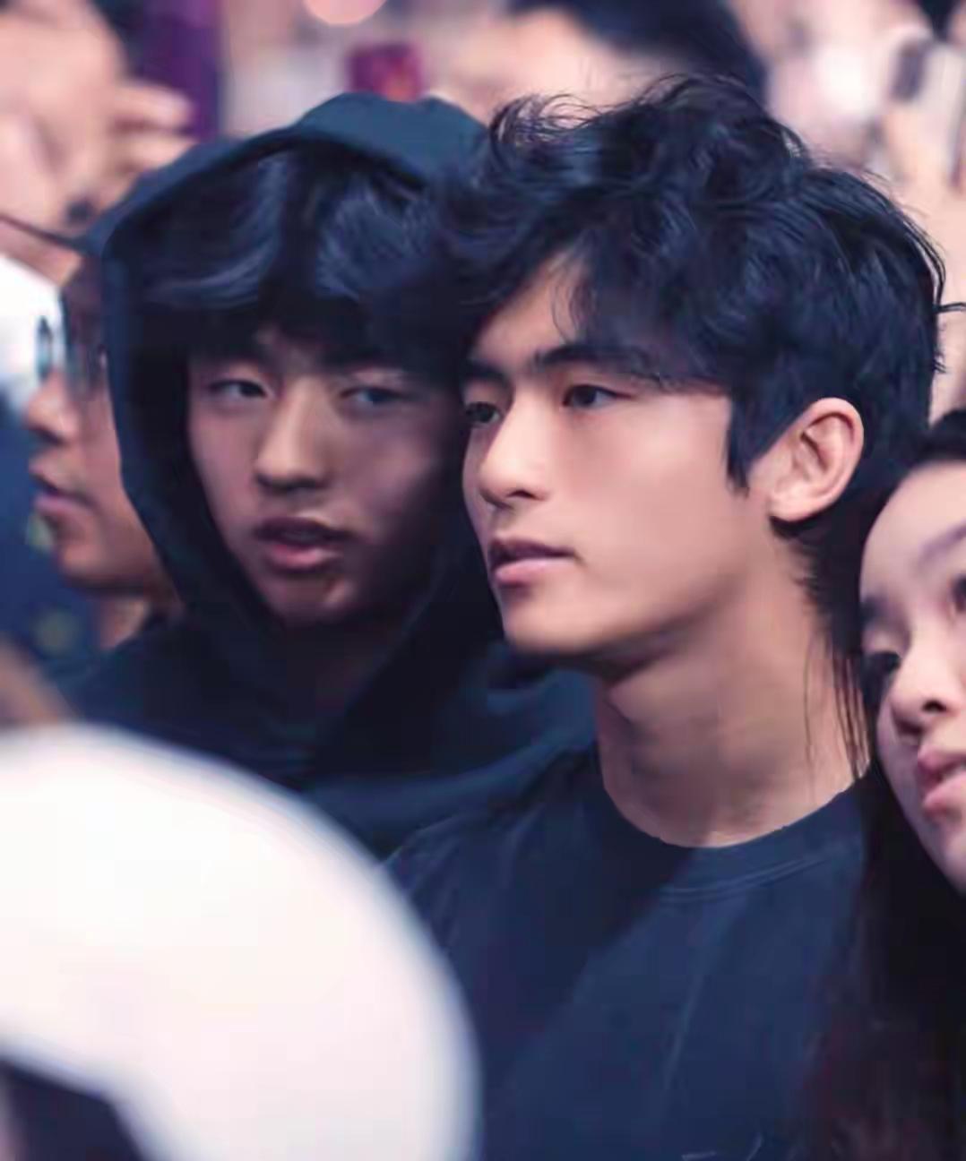 1月22日，有网友在机场偶遇张柏芝和三个儿子。现年45岁的张柏芝生了三个儿子，这