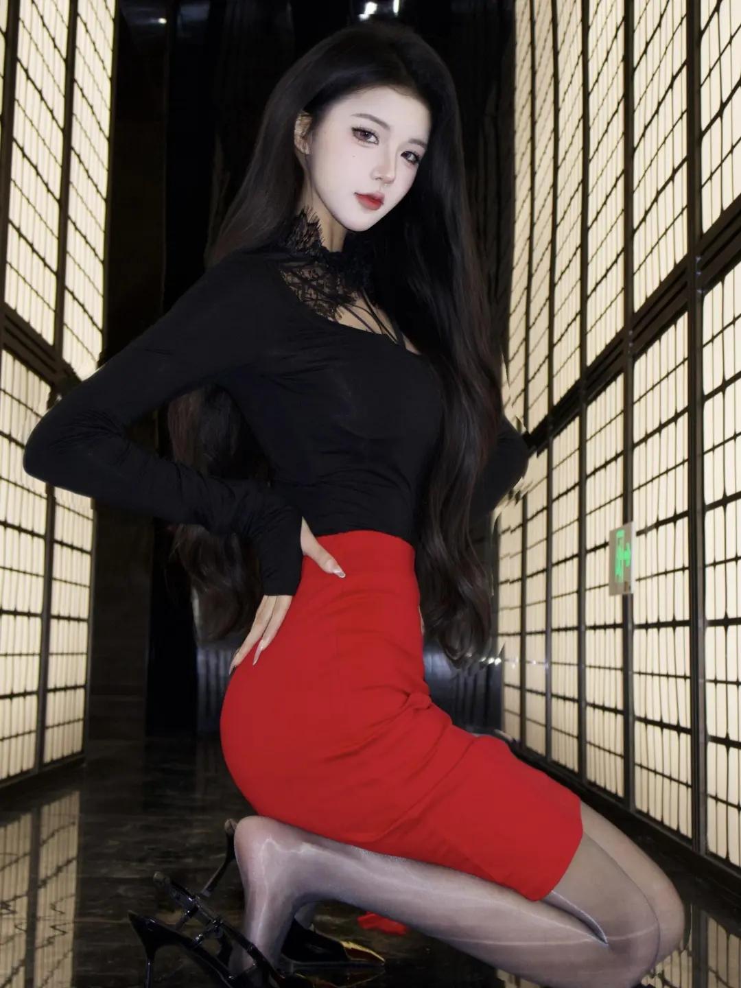 优雅黑裙与亮红裙的完美碰撞，尽显时尚魅力！