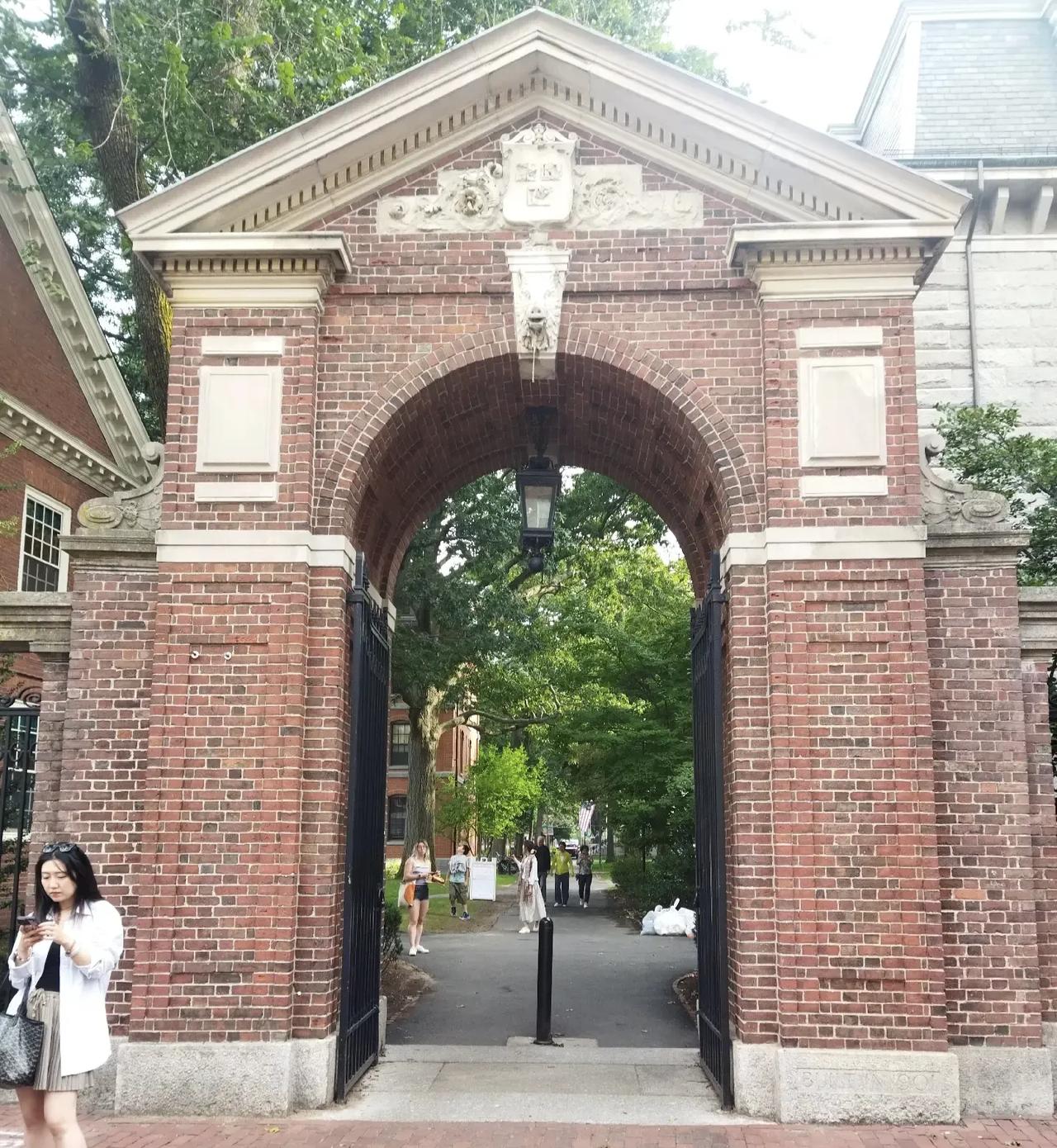 特朗普越来越不自信了，先是冻结了对哈佛大学的22.6亿美元的经费，现在又取消哈佛