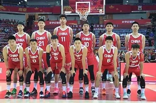 不吹不黑！现役中国男篮最强的12人阵容如下:1.后卫赵睿，孙铭徽，胡明轩，林