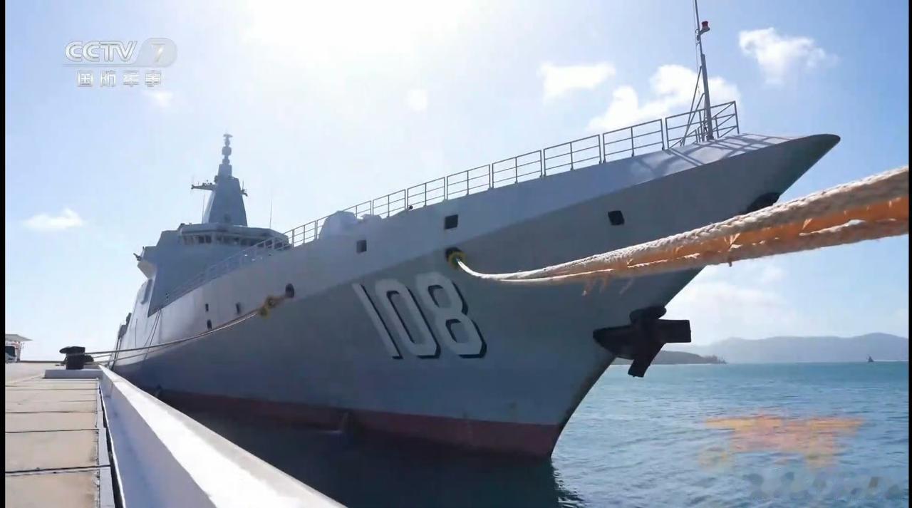 央视某位鬼才摄影师发挥一直很稳定！把军舰拍得这么大，竟有一人多高！