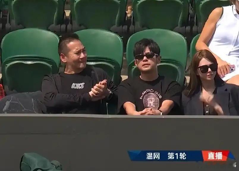 周杰伦观战郑钦文温网首轮，周杰伦观战郑钦文比赛。北京时间7月1日晚，2025温网