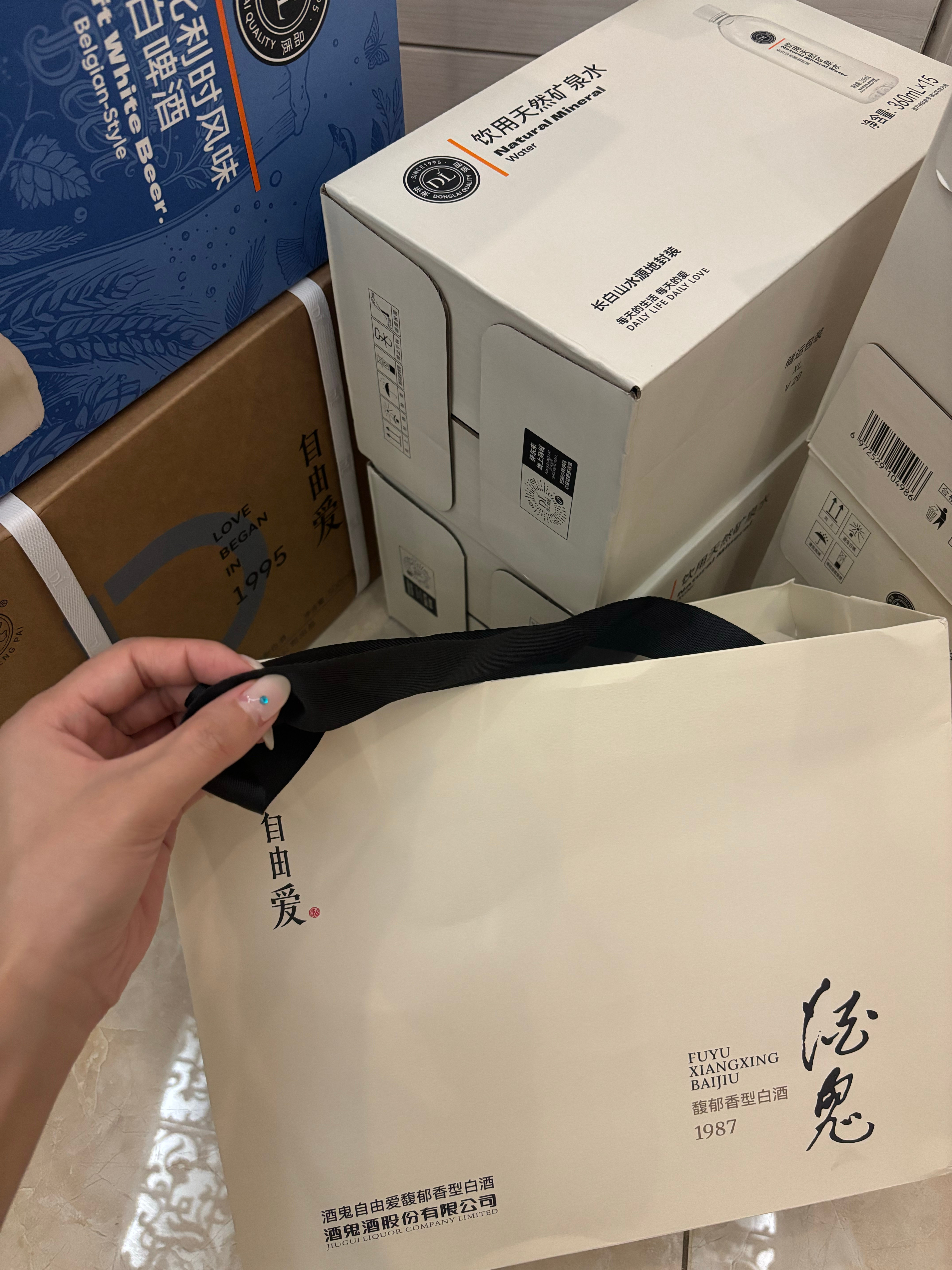 别人买的全是吃的用的我买的全是酒水