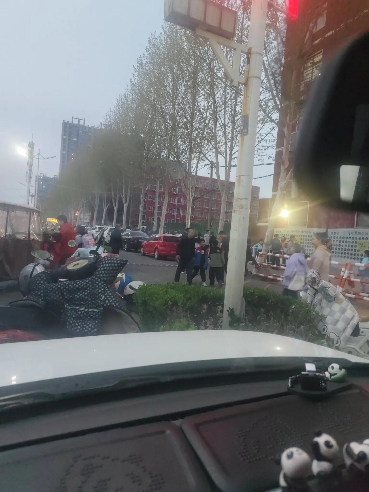 女儿今年读初三。以她的成绩，是考不上高中的。如今中专也不允许学习护理专业了，可我
