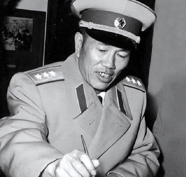 1959年，开国上将邓华被免去沈阳军区司令员职务，就此离开了军队。按照当时的规定