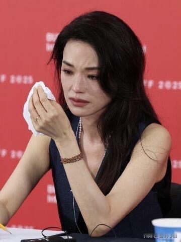 原来舒淇也在慢慢原谅妈妈啊！看到舒淇在釜山电影节谈妈妈落泪的新闻，突然鼻子一