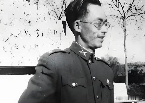 1949年宜兴战俘甄别现场，解放军团长盯着面前这个国军少将看了半天，突然大笑起来