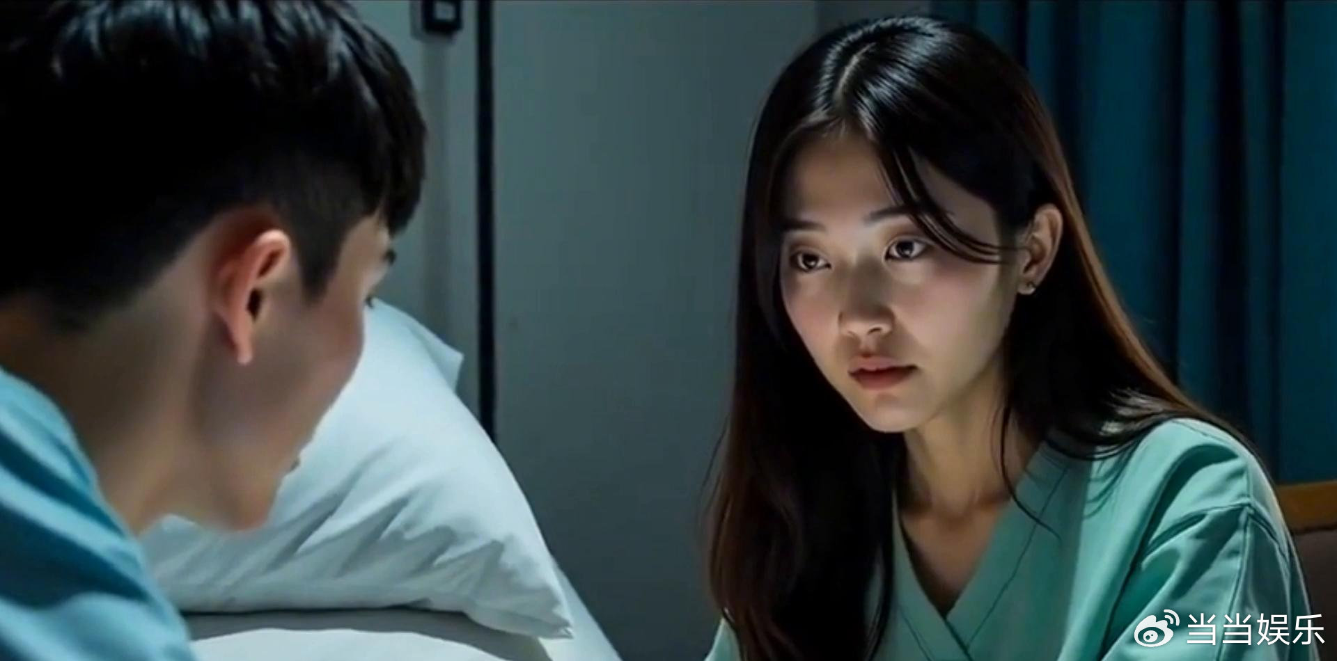 才15岁的星二代考拉，拍了一张自拍，把自身保护得密不透风，然而却将姐姐浴室的私密