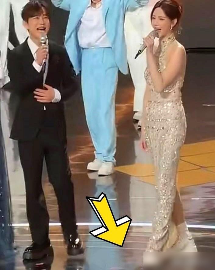 金鹰奖直播，沈梦辰礼服底下踩着一双平底小白鞋，镜头一扫直接穿帮。她不是第一次这么干了，之前穿黑靴主持