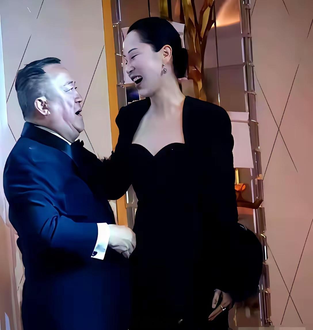 铁哥们的遗孀阿雪，陪在曾志伟身边十几年。外人只看到踮脚摸脸的暧昧，却不知她从助理