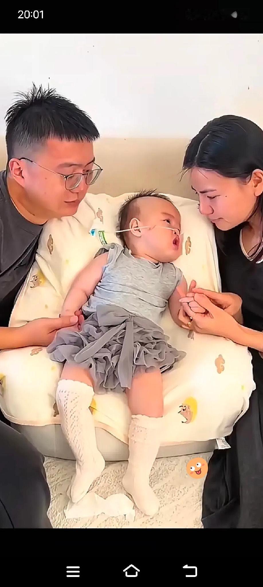 痛心！离世宝宝最后一张全家福里，她凝望妈妈的眼神满是眷恋，似在拼尽全力记住母亲模