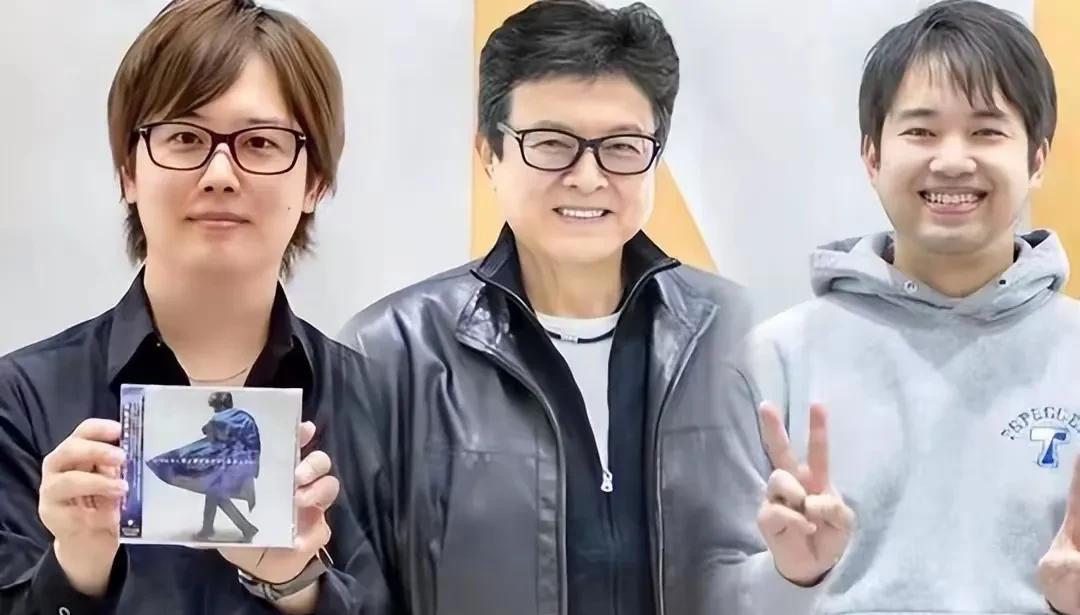 不得不承认，这父子三人都是大帅哥，但两儿子都没老爸帅。第一大帅哥是老父亲（中间