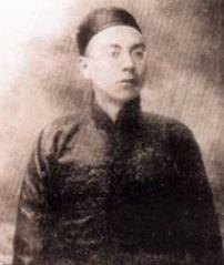 1905年，张静江坐船去法国，无意中看到孙中山，谁知对方总是避而不见。他一咬牙，