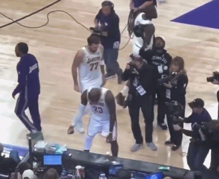 湖人队内“不和”实锤了！美网友拍到昨天湖人客场对阵爵士的赛前非常有趣一幕，詹