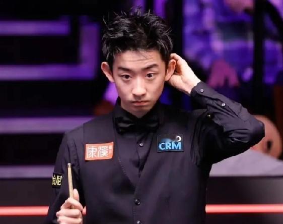 一场令人窒息的鏖战，失误不断、剧情拉满，吴宜泽13-11挑落塞尔比，昂首挺进8强