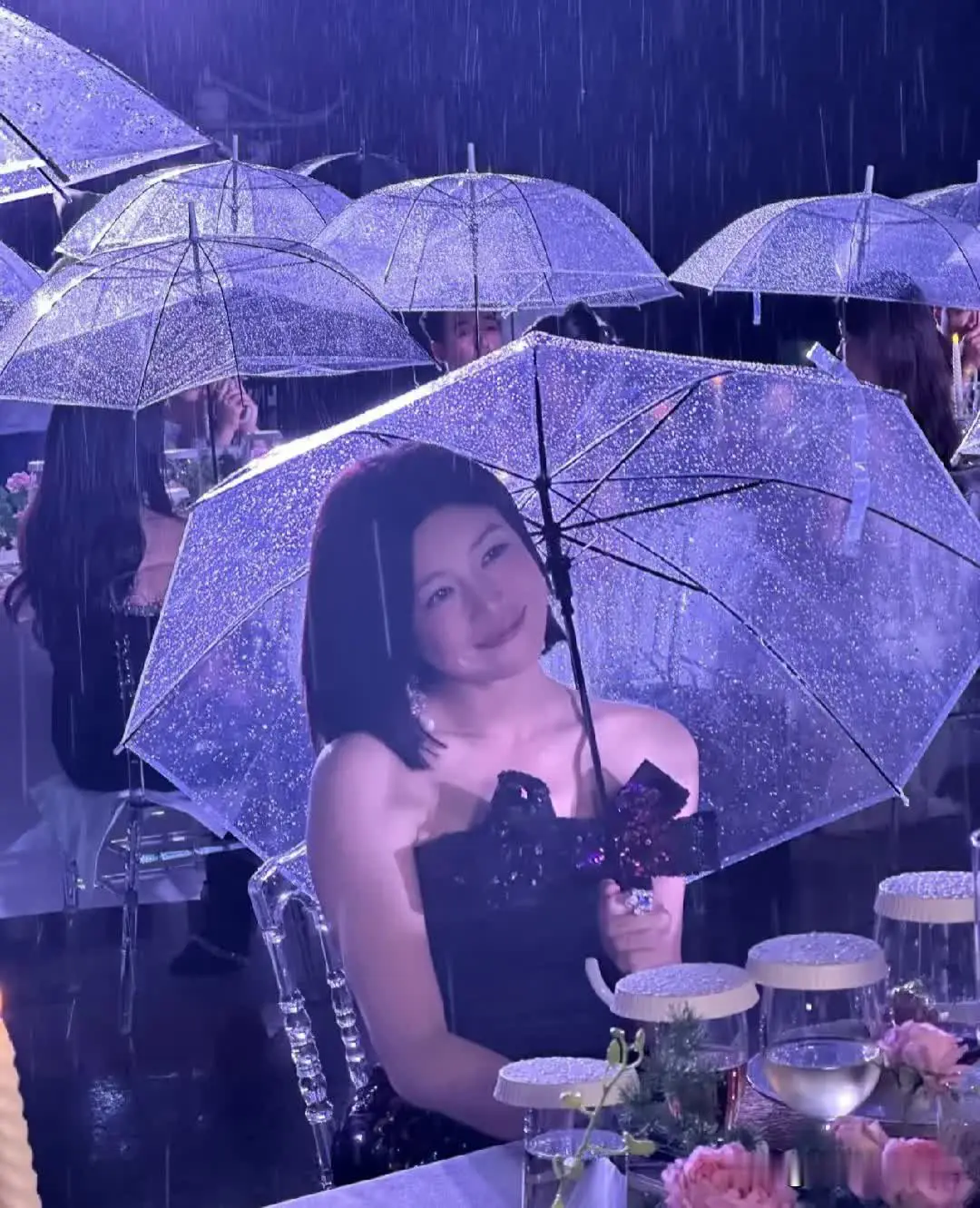 太优雅了，一把雨伞也能照亮陈妍希的美…陈妍希婚前婚后为人怎么样，我们暂且不说