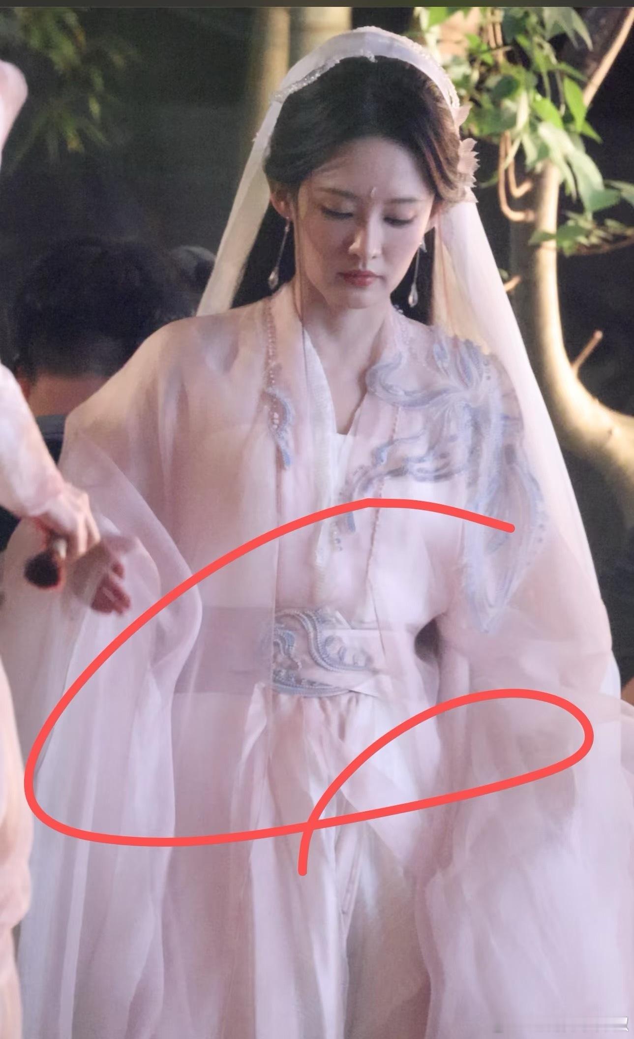 李沁《咸鱼飞升》新造型路透，这女主天天带头纱​​​