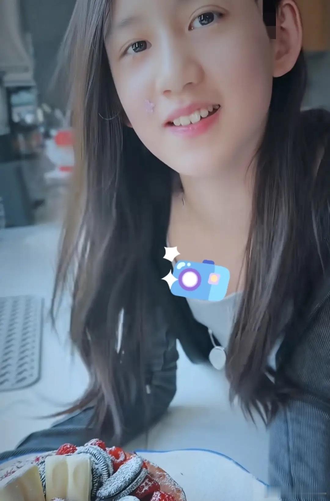 黄磊把小女儿养成了第二个黄多多，孙莉晒12岁女儿在家做蛋糕，黄少艾越长越有男相，