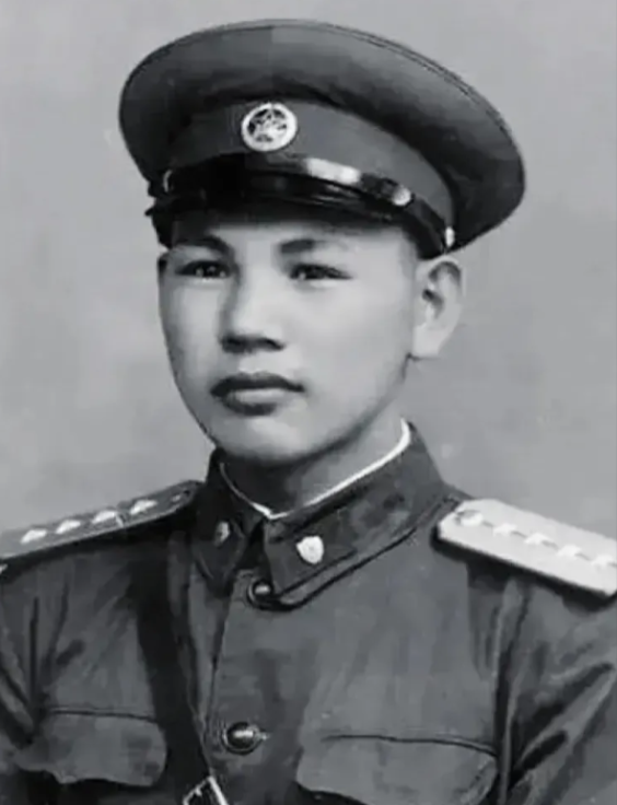 1945年，八路军在公路上伏击日军，排长见日军人数太多，就下令撤退，谁知一个小战