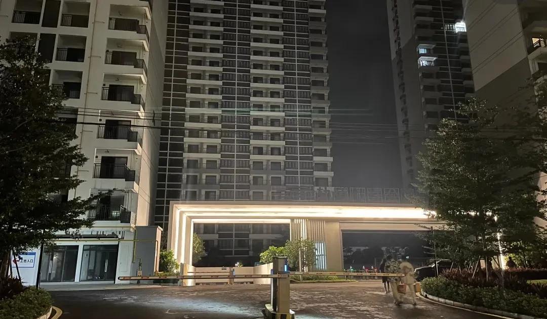 80后就是被房贷车贷压垮的一代，小时候总是听老人说，我们这一代比他们幸福多了