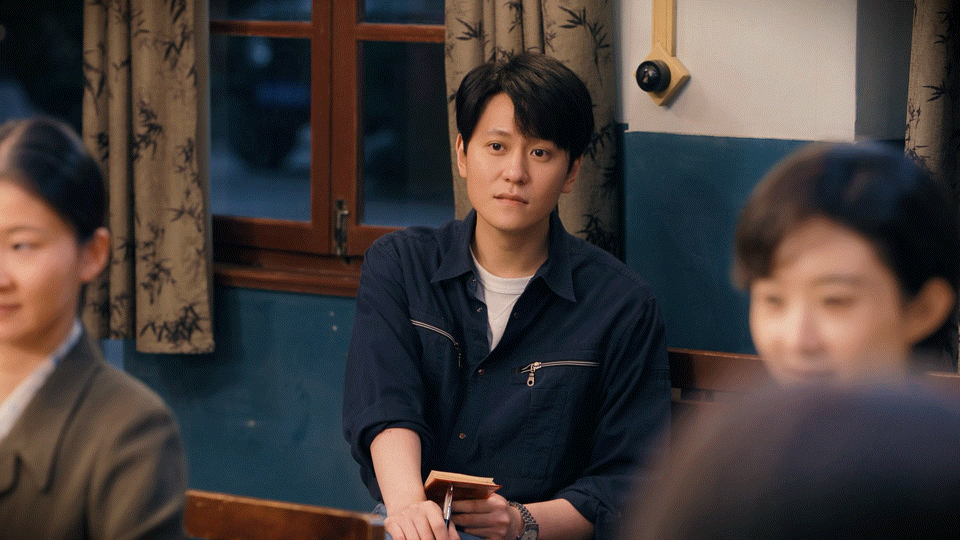 秦俊杰小城大事演技秦俊杰的演技就像给角色穿上了高定西装，结果编剧非要在上面泼油