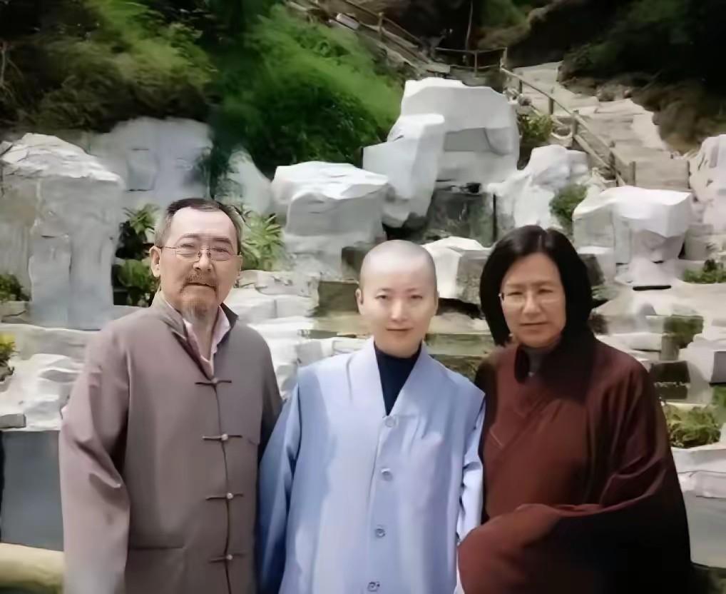 这是2007年，陈晓旭出家后与父亲的合影照。照片中的陈晓旭已经剃度，穿着道袍，